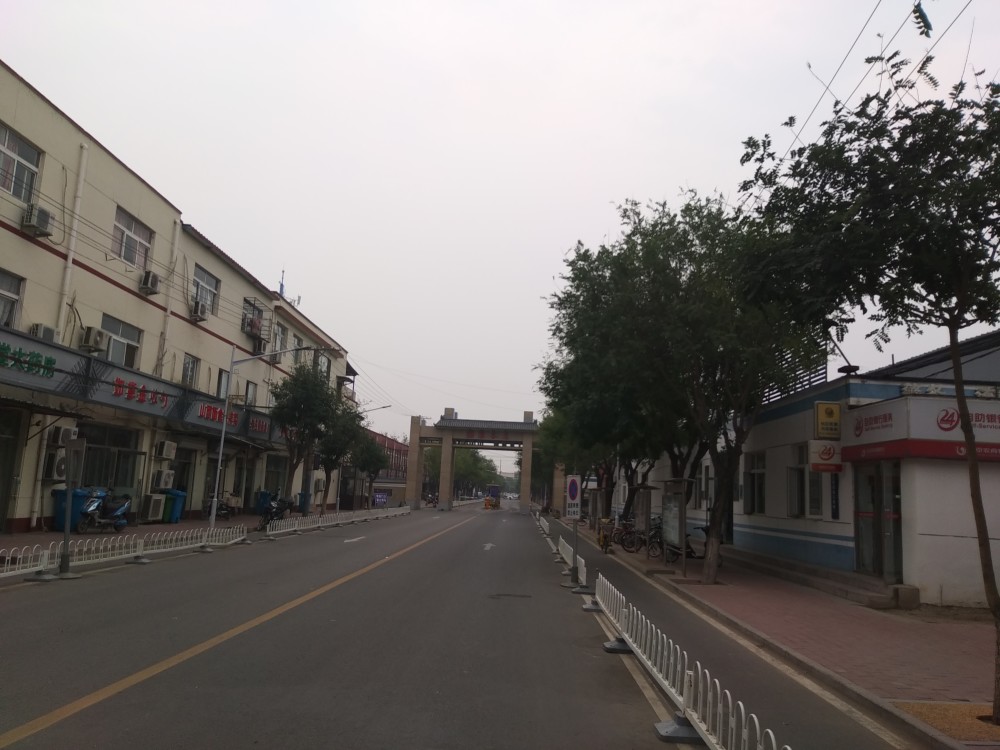 北京朝阳区金盏乡黎各庄村,全村统一的浅黄色墙皮,村里干净多了