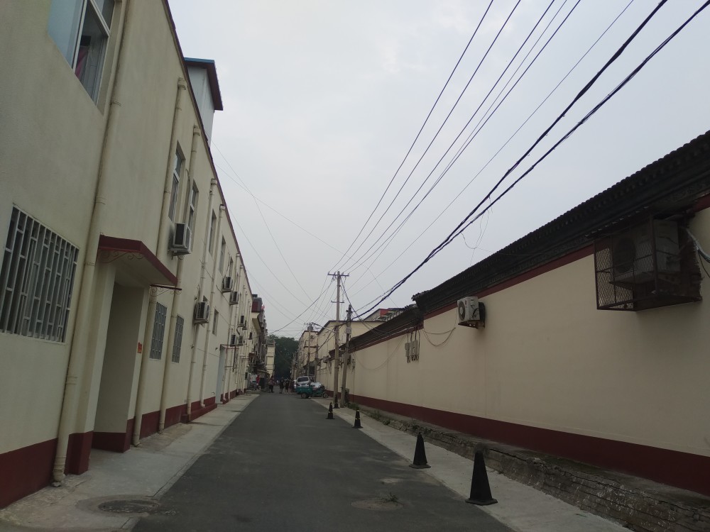 北京朝阳区金盏乡黎各庄村,全村统一的浅黄色墙皮,村里干净多了