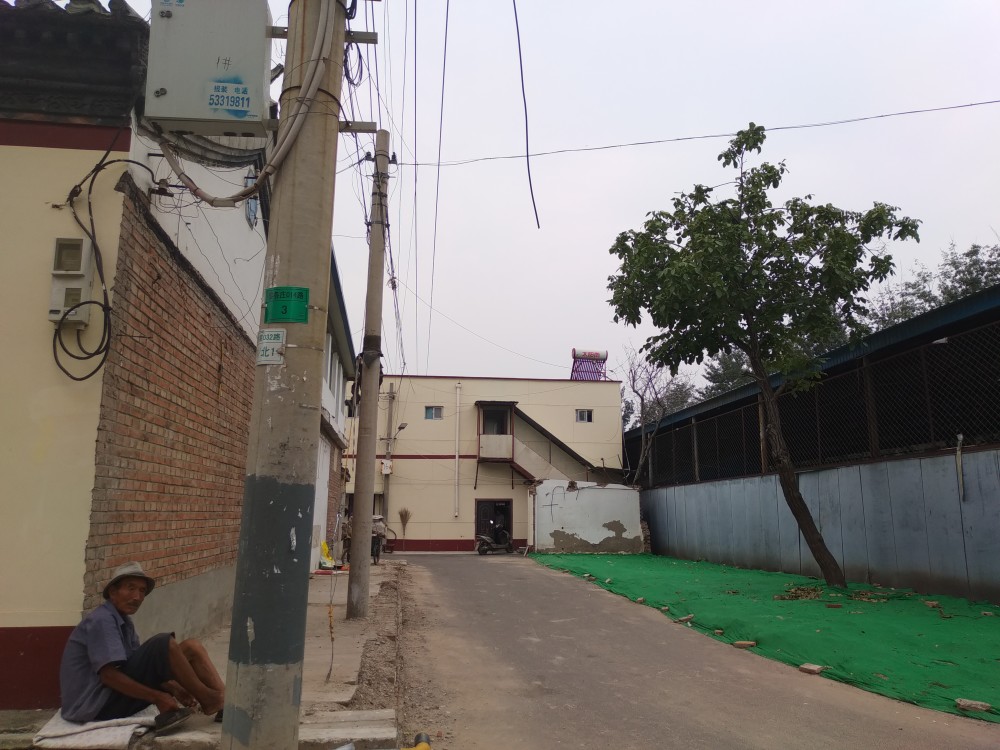 北京朝阳区金盏乡黎各庄村,全村统一的浅黄色墙皮,村里干净多了