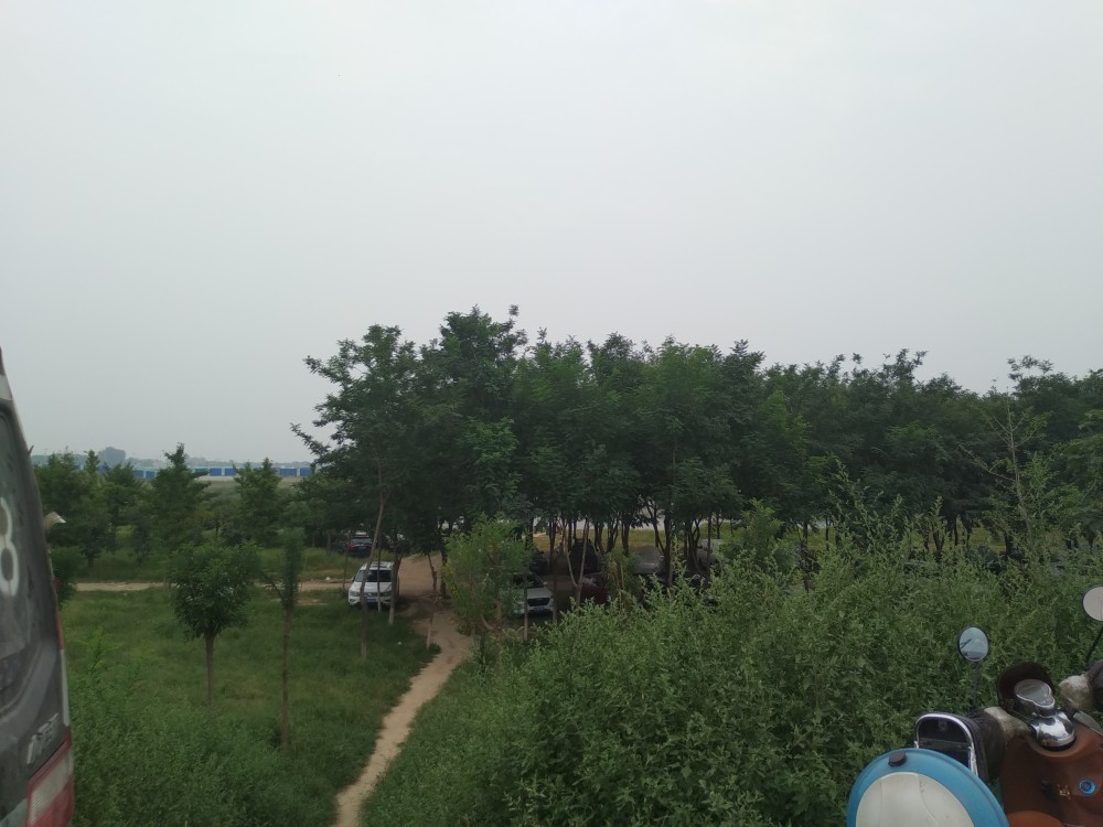 北京朝阳区金盏乡黎各庄村,全村统一的浅黄色墙皮,村里干净多了