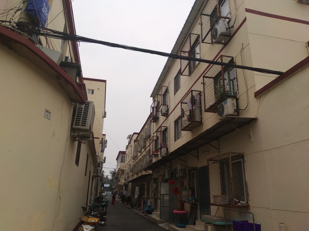 北京朝阳区金盏乡黎各庄村,全村统一的浅黄色墙皮,村里干净多了