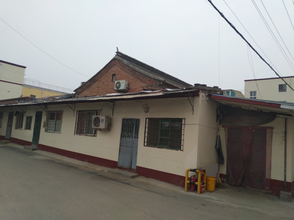 北京朝阳区金盏乡黎各庄村,全村统一的浅黄色墙皮,村里干净多了