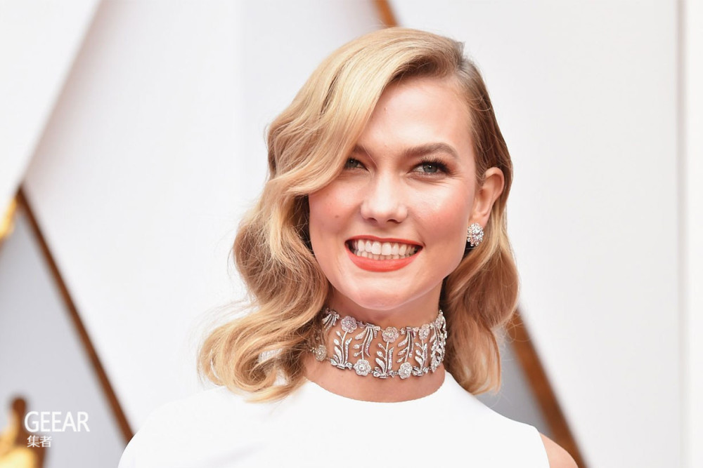 利落帅气又显脸小karliekloss的新短发太适合她