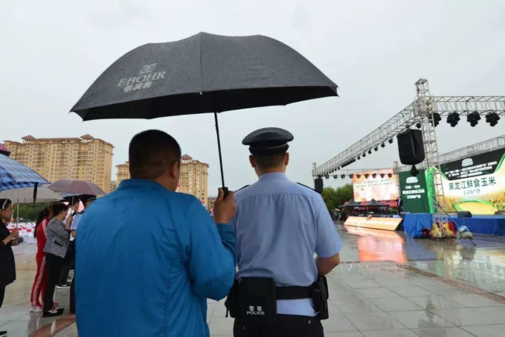 暖心!孩子雨中踮脚给警察叔叔打伞