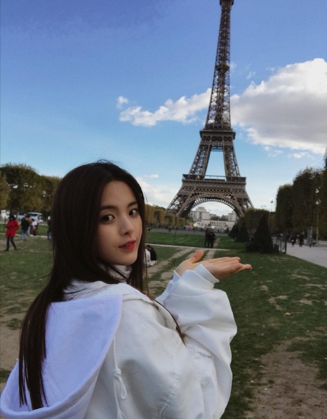 郑爽巴黎街拍照曝出,却被指画风模仿杨超越,谁的风格更美?