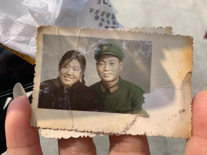 他们是警察环卫工人和农民长辛店为6对老夫妻圆婚纱梦