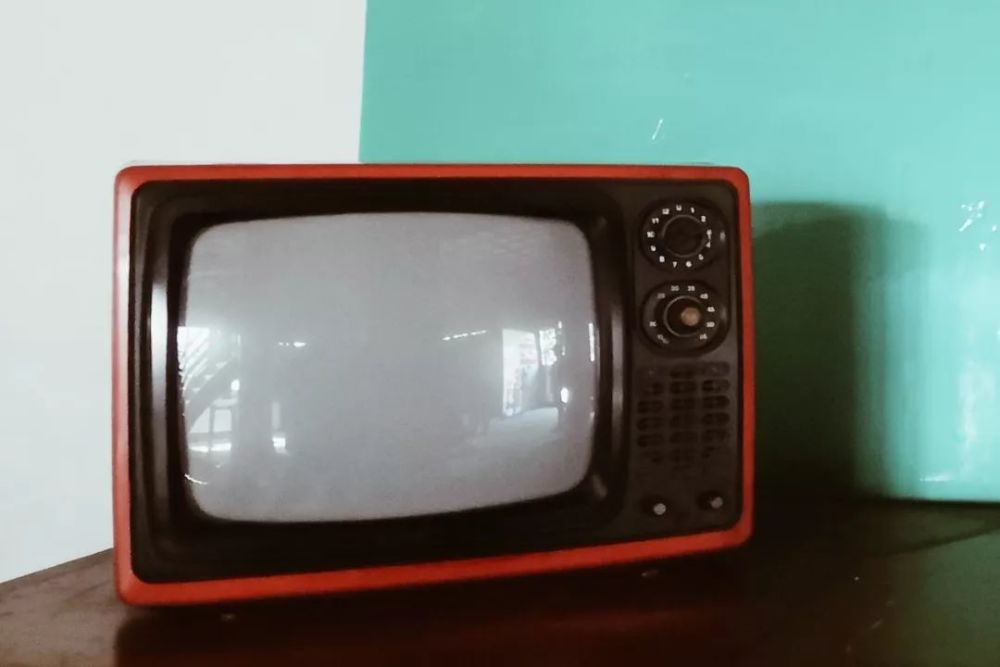 上世纪70年代的搪瓷缸子叮叮当当 黑白电视循环着上世纪80年代的故事