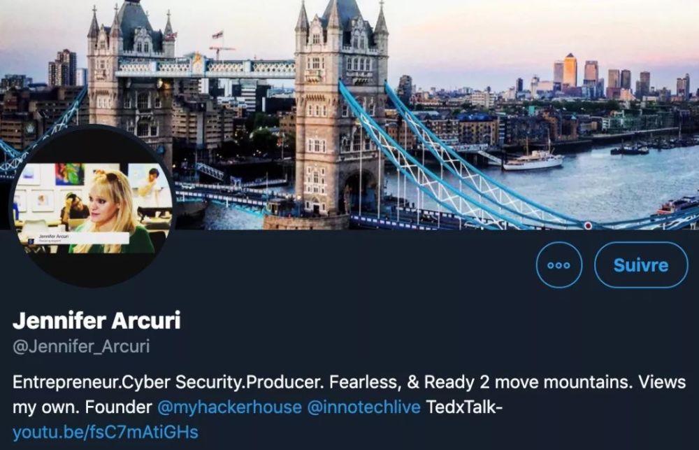 这名女子名叫 詹妮弗·阿库里(jennifer arcuri),今年34岁,出生于美国