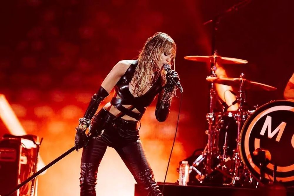 加上她本人那种摇滚的生活态度,确实是一代摇滚女星.