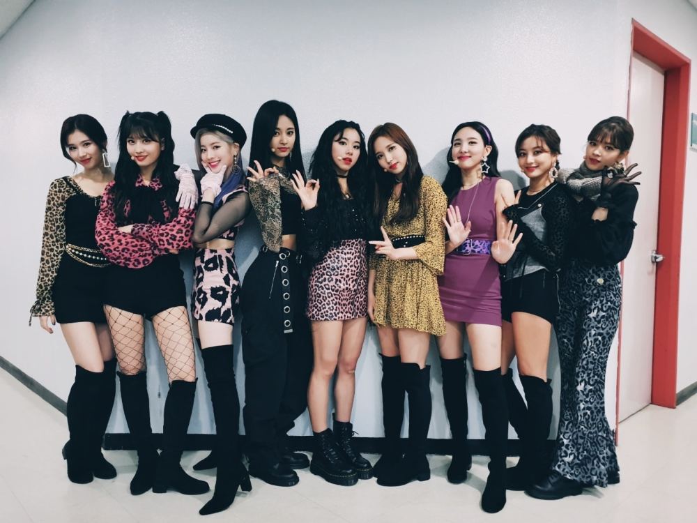 twice携新歌回归打歌服被吐槽,粉丝:这是在致敬老板吗?