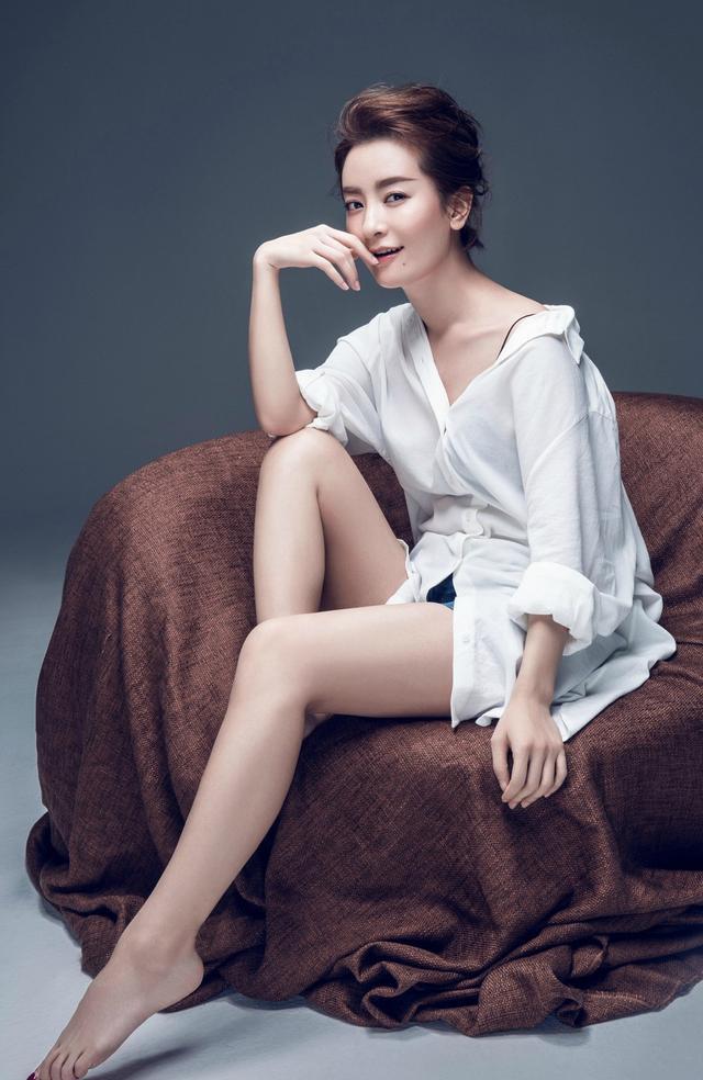 "小燕子"李晟,龙纹卫衣配西装霸气无比,网友:金色耳环亮了