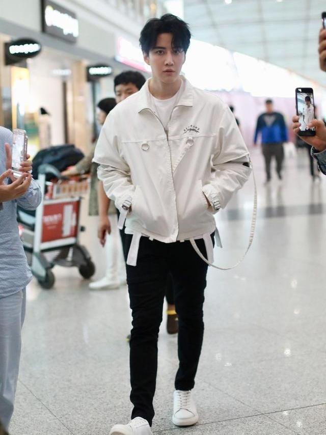 mike夹克衫搭窄腿裤脚穿小白鞋变清爽少年对镜头大方微笑