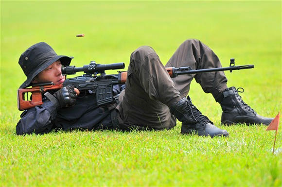 侯卫林在比武中的不同射击姿势.