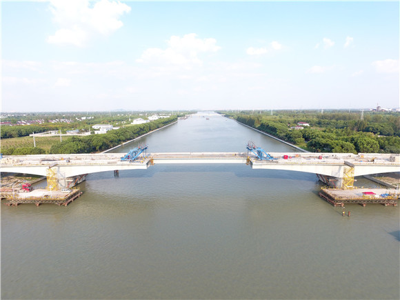 老朱枫公路跨太浦河桥结构贯通 预计年底完工通车