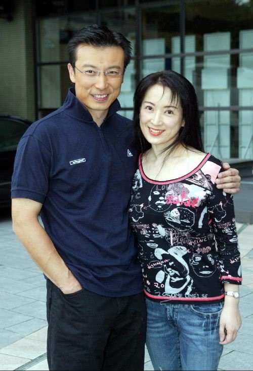漂亮星二代和离婚后冻龄妈妈买外卖露出大长腿的她在街上很吸睛