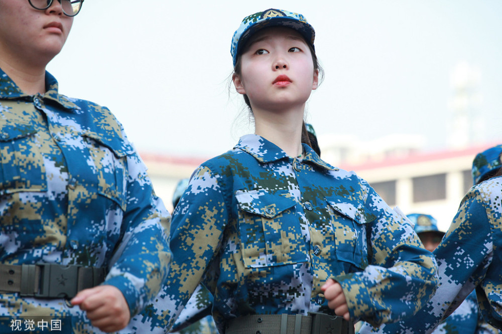 南艺举行大一新生军训汇演彩排我和我的祖国歌声响彻校园