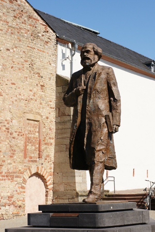 在大城小镇之间的跳跃莱茵河的慢船之旅下