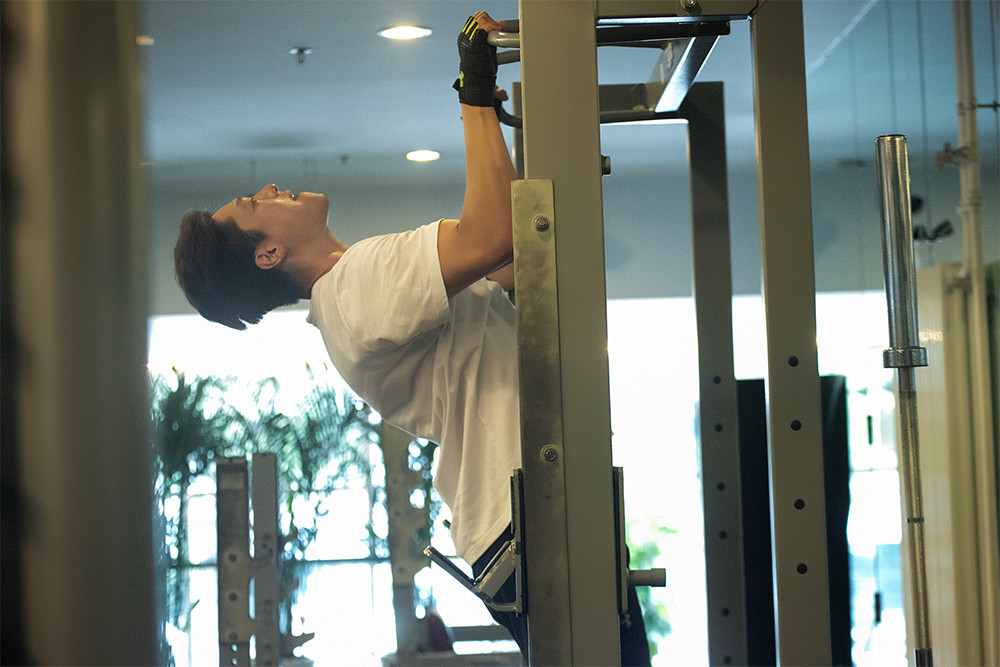 凌潇肃健身房大秀胸肌 嘶吼式锻炼笑翻网友