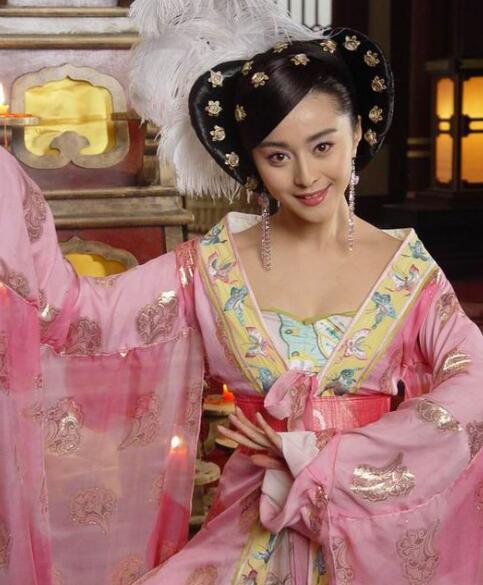 她是唐朝有名的美女曾与杨贵妃姐姐平起平坐安禄山因她而身亡