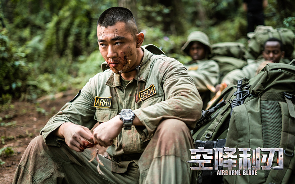 空降利刃国庆节燃情献礼传承热血军魂