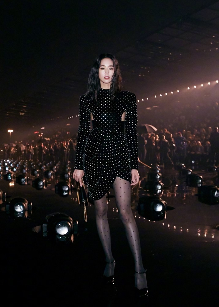 她是法律系硕士却出道成演员,今穿波点丝绒裙,配黑丝袜吸睛十足