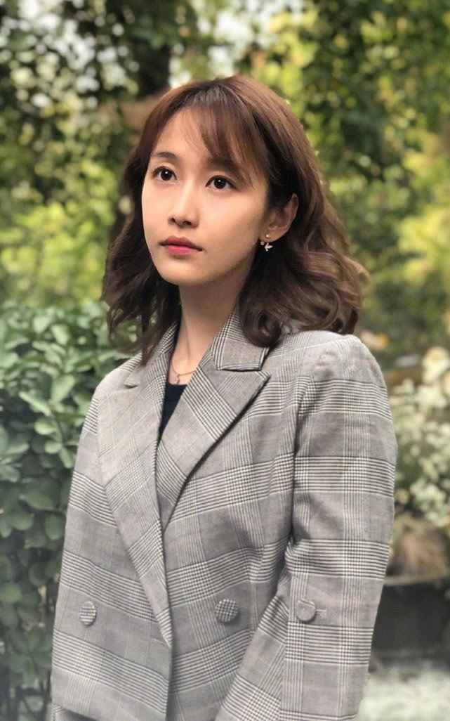 "严莉莉"长大了,西装造型现身,映衬都市的女白领范!