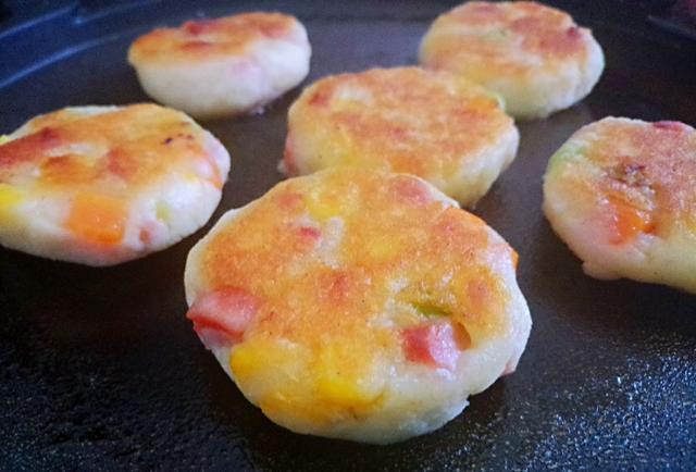 步骤六:将土豆饼放入刷了油烧热的电饼铛,煎熟至两面金黄即可.