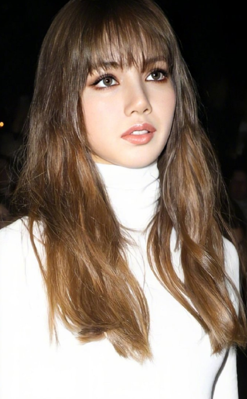 lisa太甜了,高冷装扮也掩盖不住她的可爱,不愧是人间芭比!