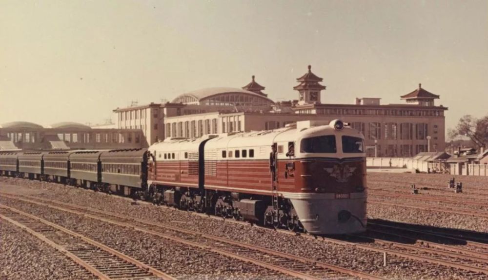 东风4型机车的诞生 1963年,我国开始制造 第一代内燃机车 1974年,东风