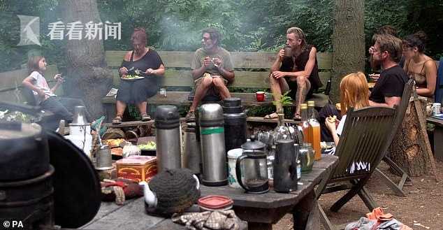 夫妇带五个孩子跑到农村过自给自足生活女儿 我想要带墙的厕所 夫妇 英国 社会