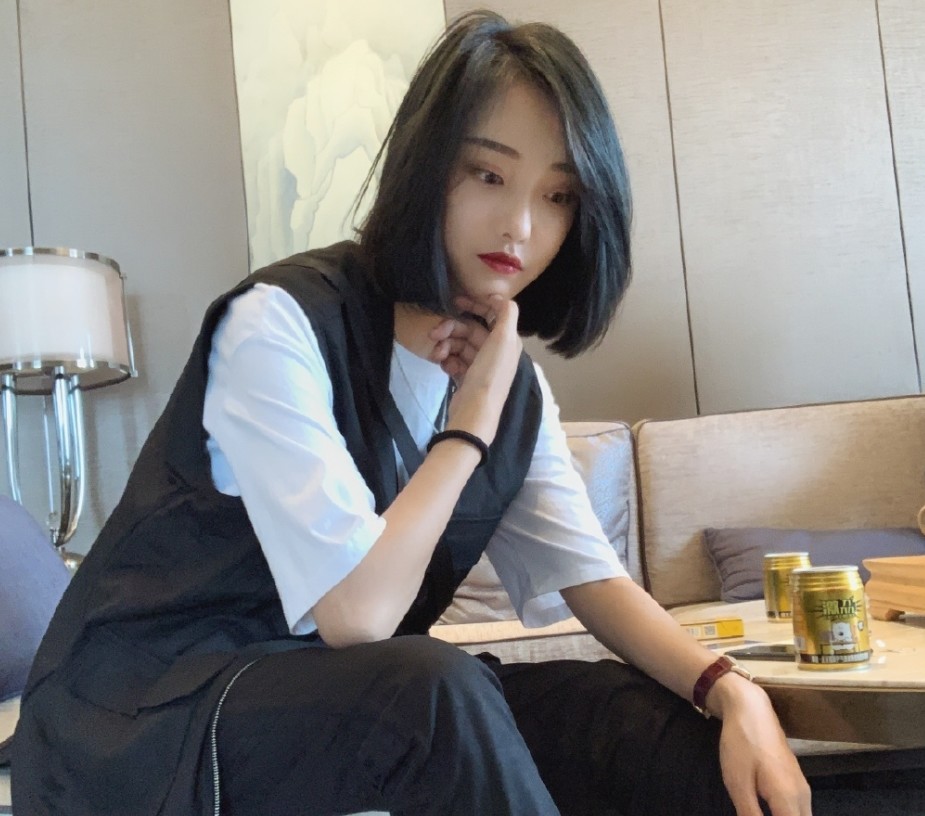 快手新晋一姐晒近照撞脸吴宣仪一身黑色马甲超酷