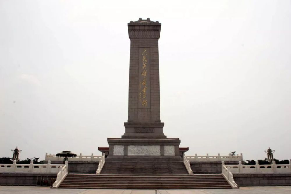 " 这段人民英雄纪念碑的碑文背后 承载着后世对英烈的追思 颂扬着先烈