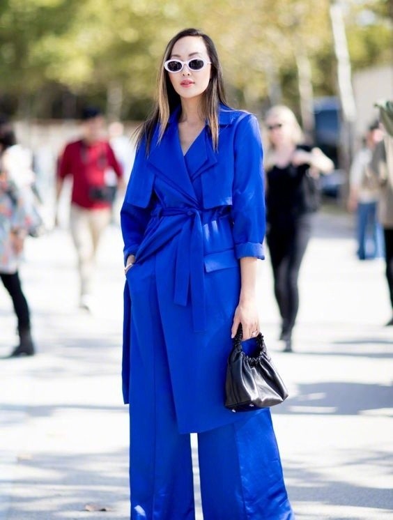 宝蓝色服装,让人一眼就能注意到