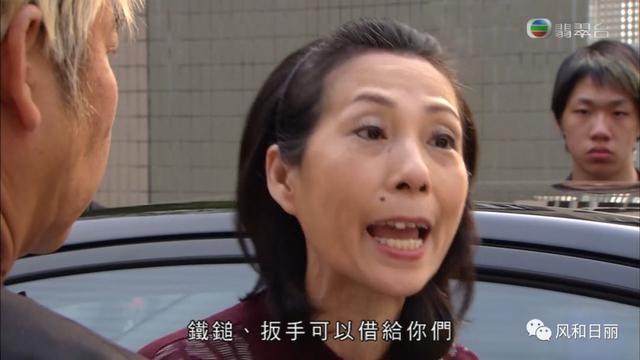 珠光宝气里的康妈绝对是一个彪悍的母亲