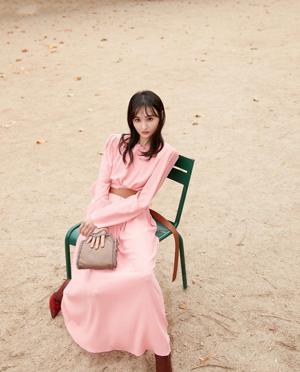 郑爽时装周写真图,与现场未修图,看到她眼睛的差别愣住了