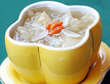 蜜豆炒百合:原材料:蜜豆200克,胡萝卜100克,百合100克  调味料:盐3克