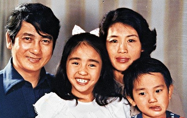 黎姿|黎姿晒十岁双胞胎女儿庆生照，穿小花裙露侧脸根本是“迷你黎姿”