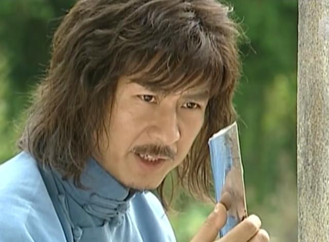 《花木兰》中的苏吉利,孙兴仿佛星爷附体,说学逗唱,嬉笑怒骂,整场完胜