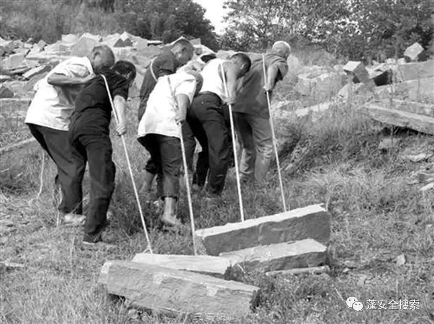 四人一组,找来粗粗的绳索将条石的两头捆了,横插上抬棒,起抬石头之前