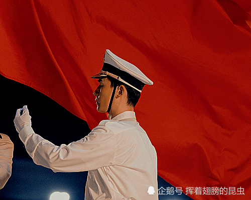 朱一龙《我和我的祖国》剧照,化身升旗手,白西装太耀眼