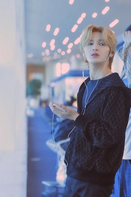 朱正廷最新街拍曝光,仿佛来自异国他乡的贵公子,玩手机太帅了!