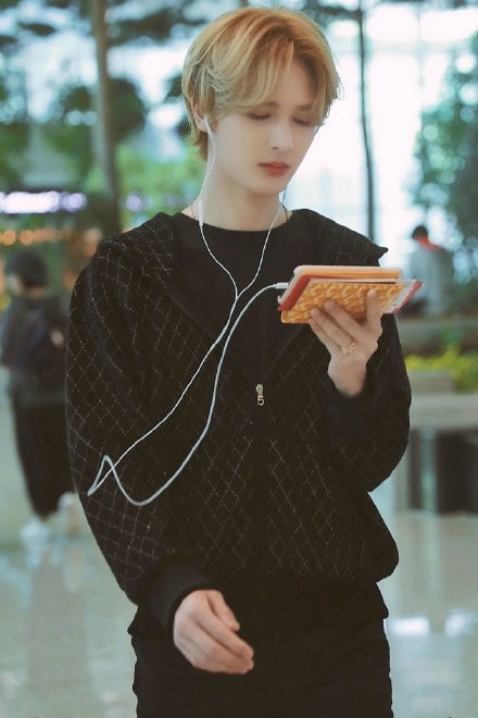 朱正廷最新街拍曝光,仿佛来自异国他乡的贵公子,玩手机太帅了!