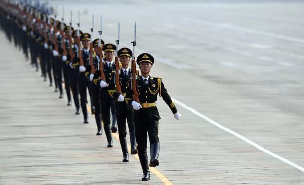 阅兵式最先上场的"标兵",有什么作用?