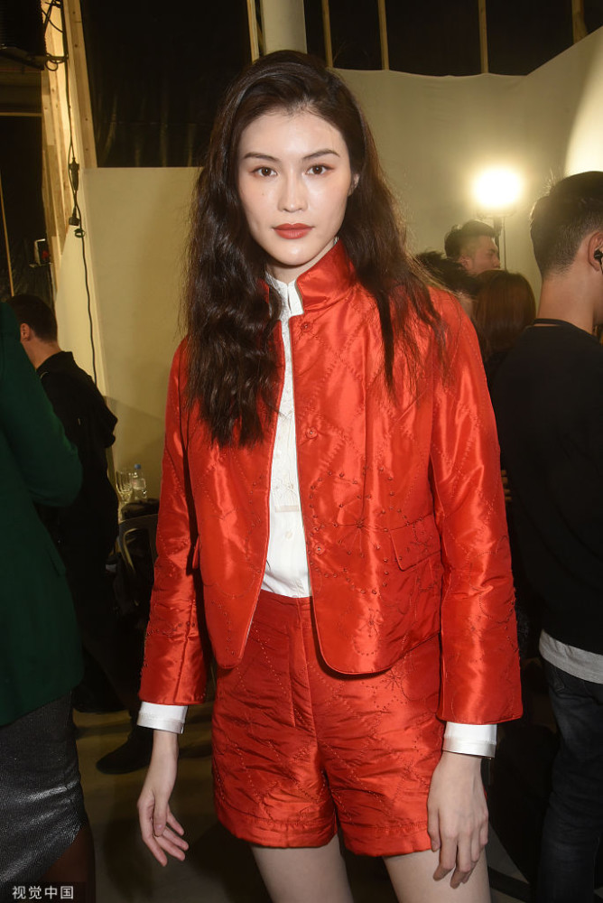 侯佩岑与三吉彩花同场看秀 一个知性一个浪漫