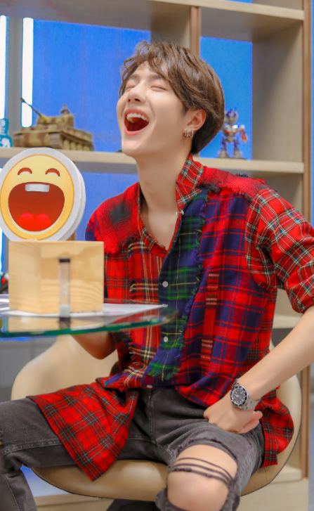 王一博模仿qq表情包,当他张嘴大笑看清牙口,这牙齿真整齐