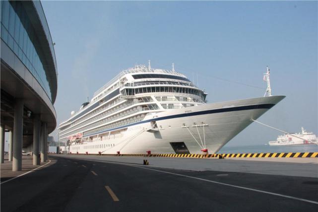 青岛迎来维京"猎户座"邮轮