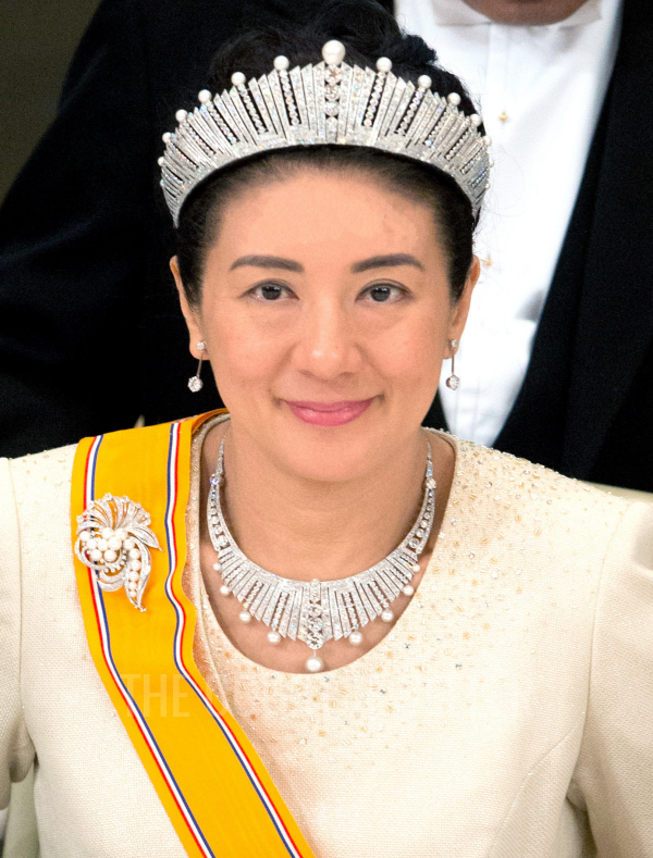 看完日本王室这些王冠,的确挺寒酸