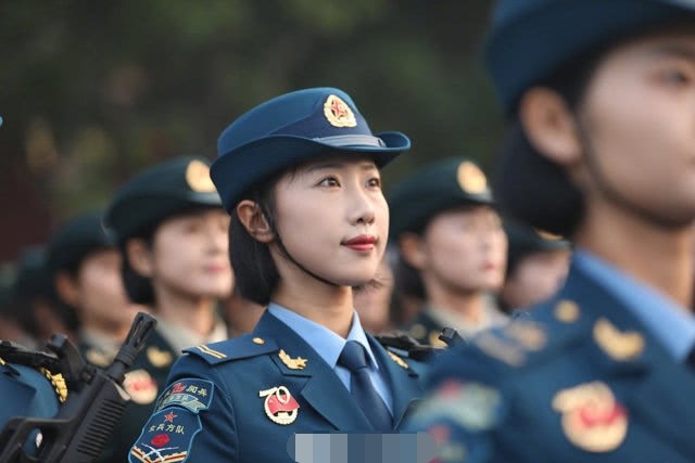 國慶大閱兵女兵因高顏值爆紅!演員張譯蹭熱度:我跟她認識!