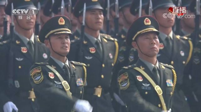 徒步方队地空导弹第2方队董玉江少将,东风-41核导弹方队赵秋领少将,曾