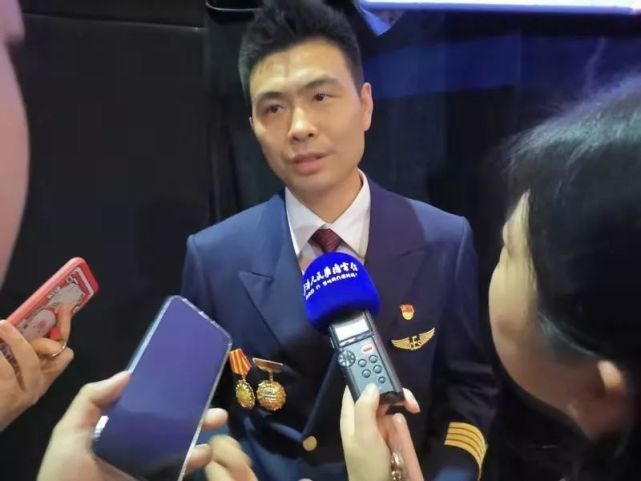 (东航提供图片)社长还在照片堆里看到了何超机长.